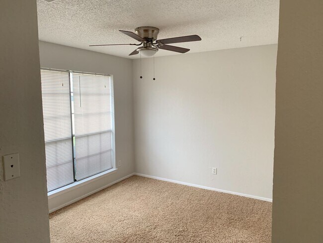 Building Photo - 305 Shady Valley Dr