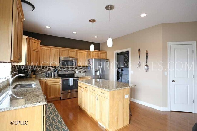 Foto del edificio - Gorgeous 3 Bedroom executive home in a pri...