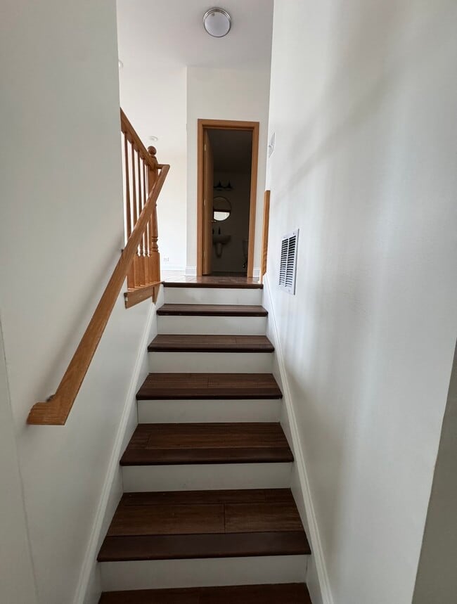 Building Photo - 409 Evergreen Cir