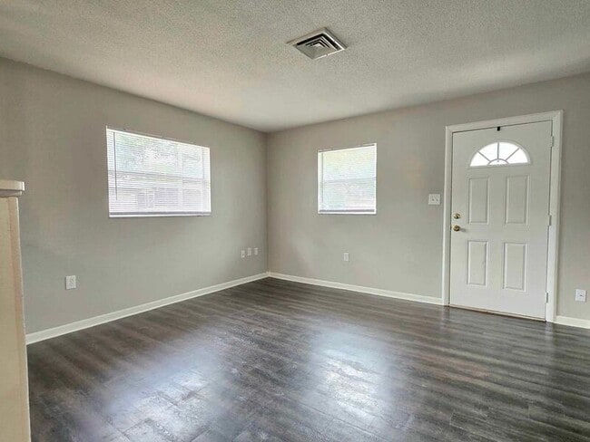 Building Photo - 835 Castle Way