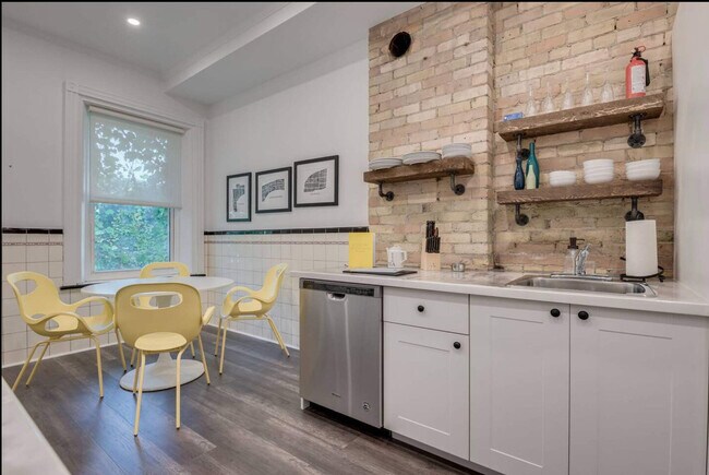 Building Photo - 246 Queen St E