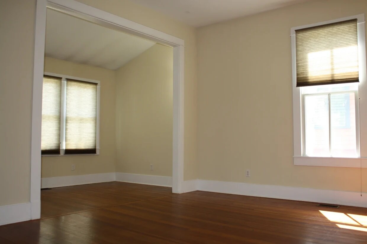 Building Photo - 211 E 10th St