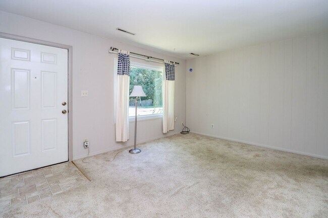 Building Photo - 3 bedroom home located in Russel Blvd School district!