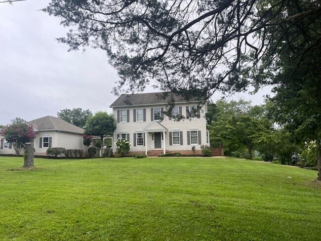Building Photo - 3-bedroom! Garage Space & Privacy! Look no further...