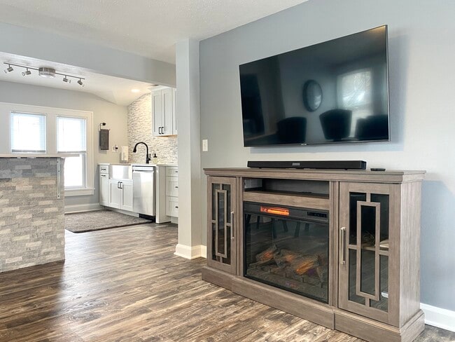 Televisor inteligente de 65" y chimenea - 1719 Post Ave