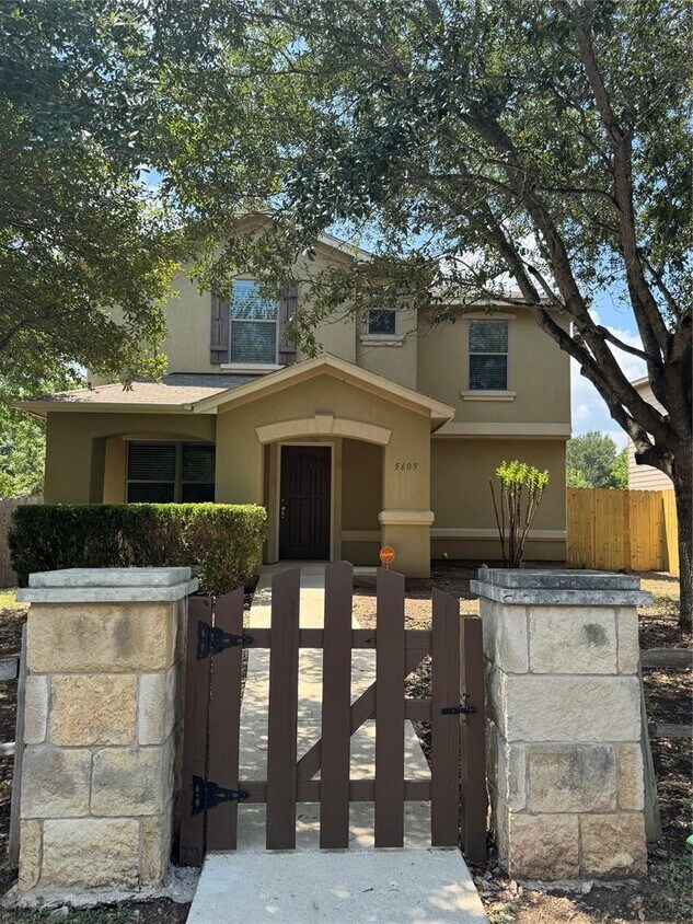 Foto principal - 5609 Viewpoint Dr