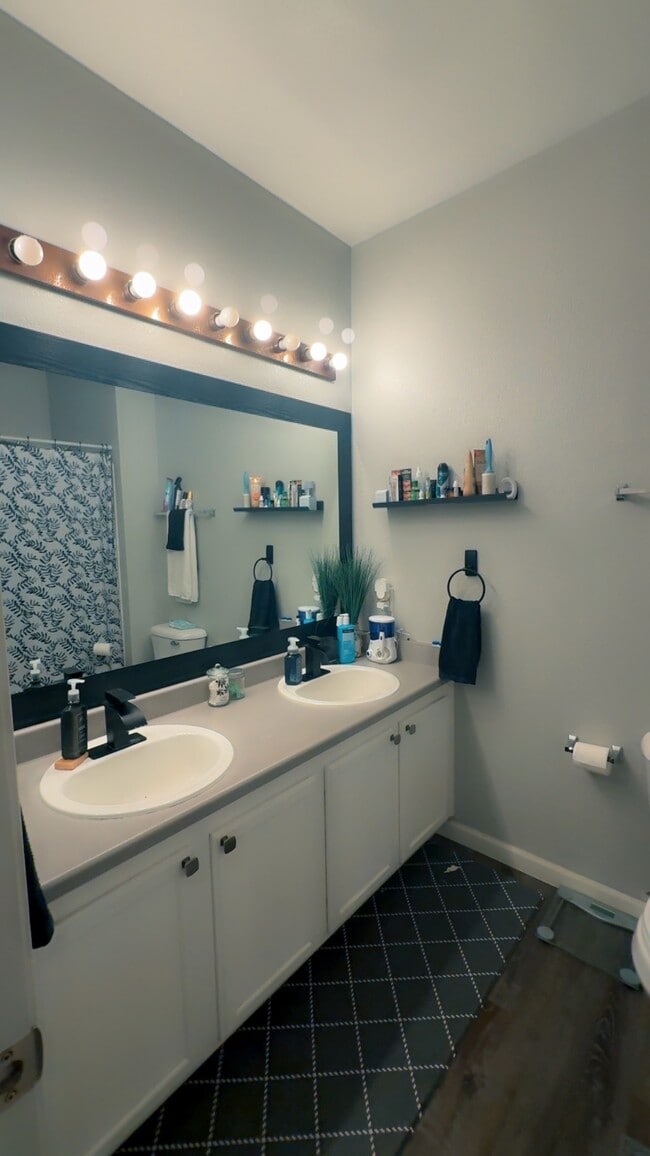 Building Photo - 18919 E Warren Cir