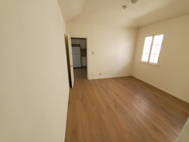 Building Photo - 304 N La Peer Dr