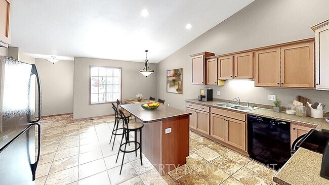 Foto del edificio - 3 BD, 2 BA AMENITY FILLED TOWNHOME WITH AT...