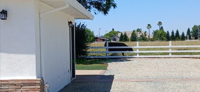 Foto del edificio - 10133 Davis Rd