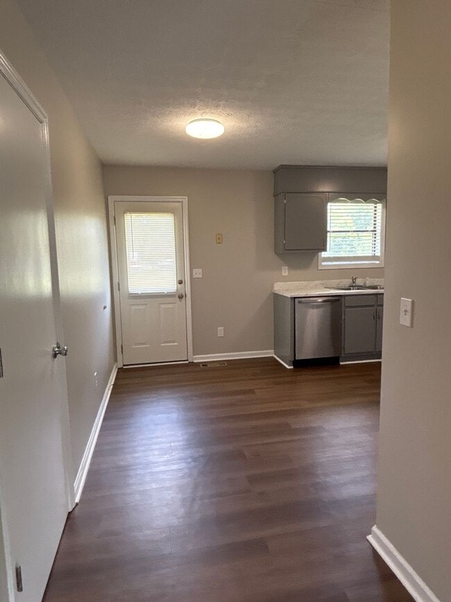 Building Photo - Charming 2 Bedroom Duplex in Manchester!
