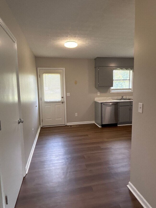 Foto del edificio - Charming 2 Bedroom Duplex in Manchester!