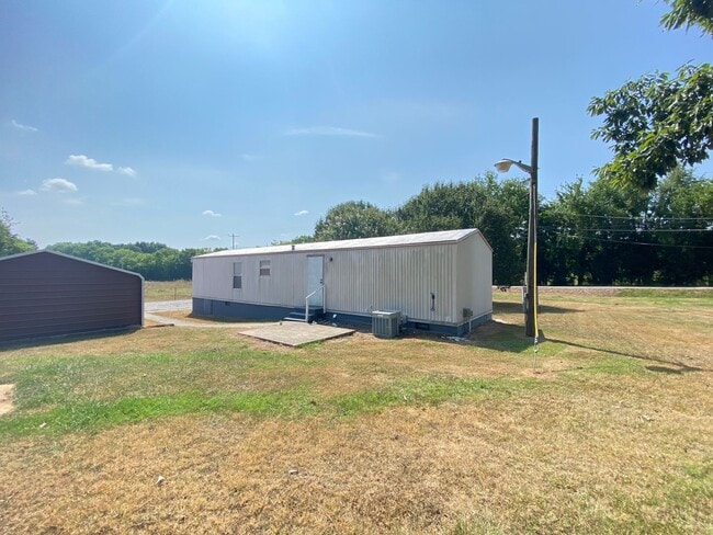 Building Photo - For Lease - 2 Bed, 1 Bath, 1000sqft, 0.5 acre yard, Carthage, TN