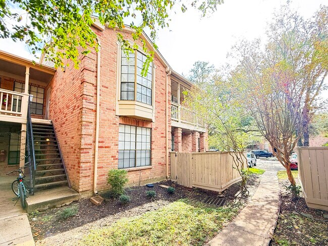 Building Photo - 2255 Braeswood Park Dr