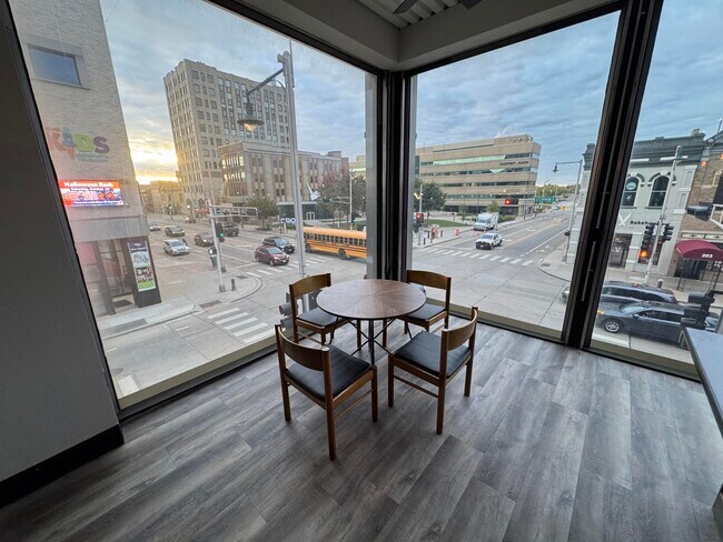 Foto del edificio - 200 W College Ave