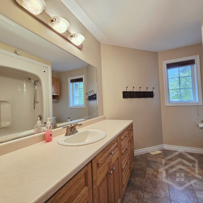 Photo du bâtiment - Large Country Listing in Norwich!!