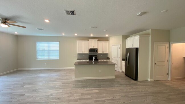 Building Photo - JUST LOWERED! 5 Bedroom, 3.5 Bath in Kissi...