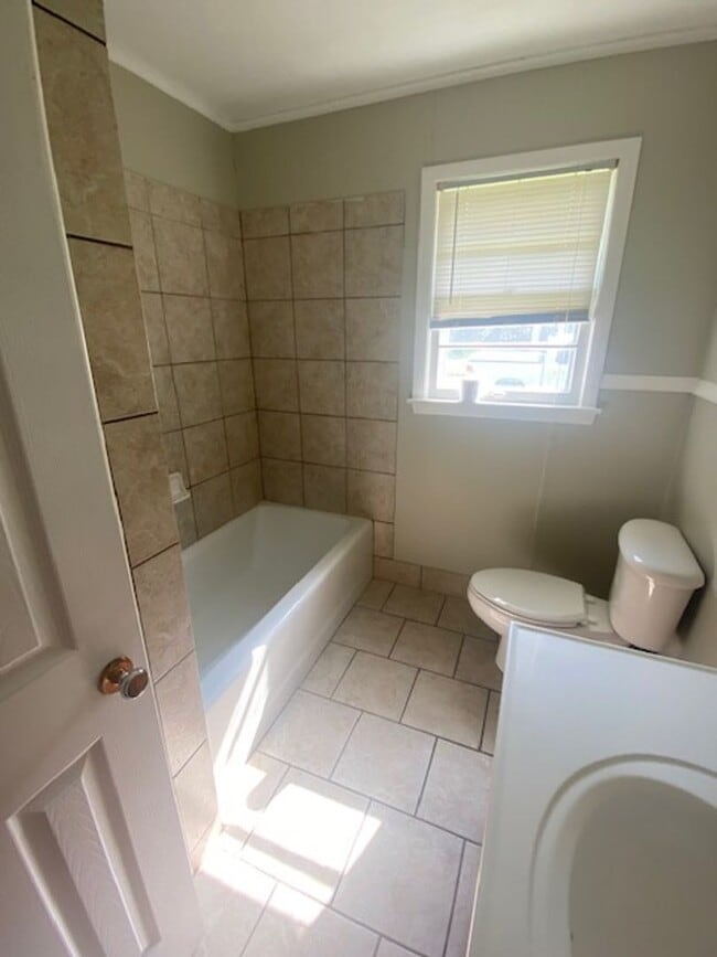 Building Photo - Renovated 3 Bedroom 1 Bath Home for Rent!