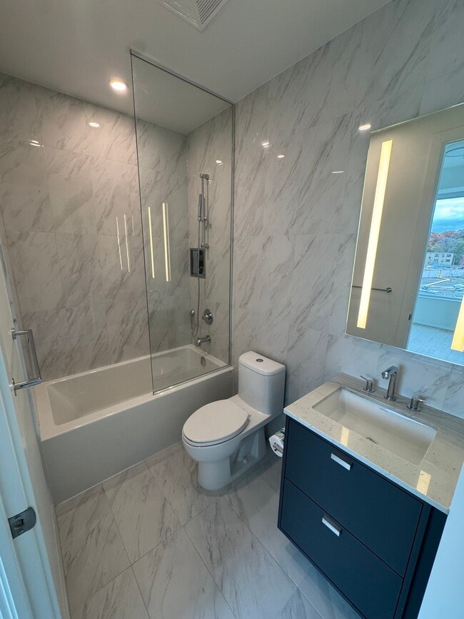 Building Photo - STUNNING 2 BEDROOM SUITE IN LUXURIOUS ETOBICOKE