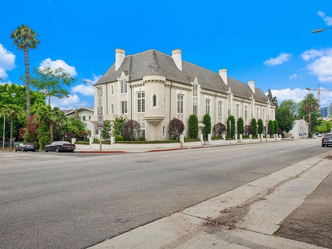 8262 Fountain Ave Unit B  