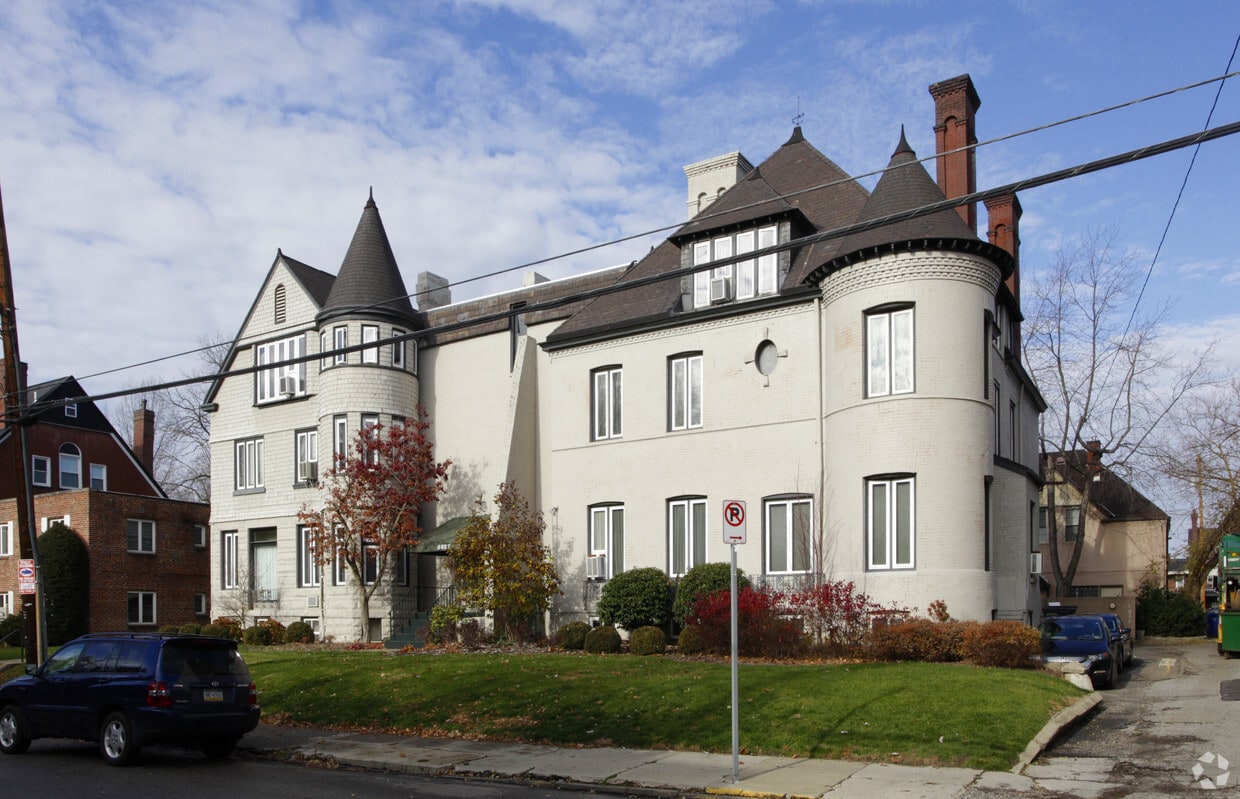 Building Photo - 5927 Howe St