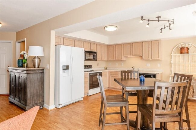 Kitchen/dining area - 606 Olde Covington Way