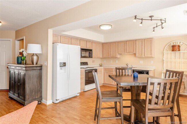 Área de la cocina/comedor - 606 Olde Covington Way