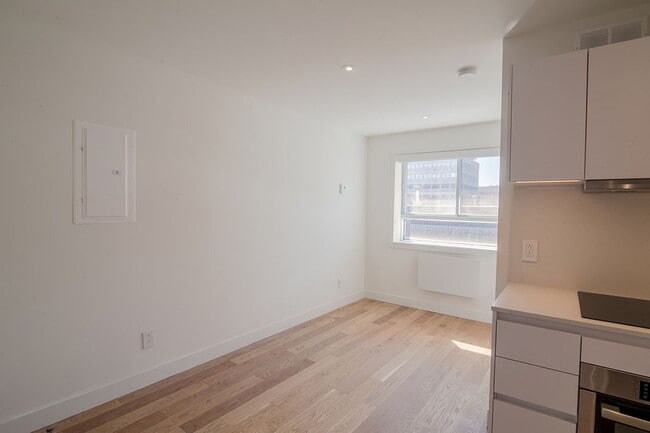 Building Photo - 25 Av des Pins O