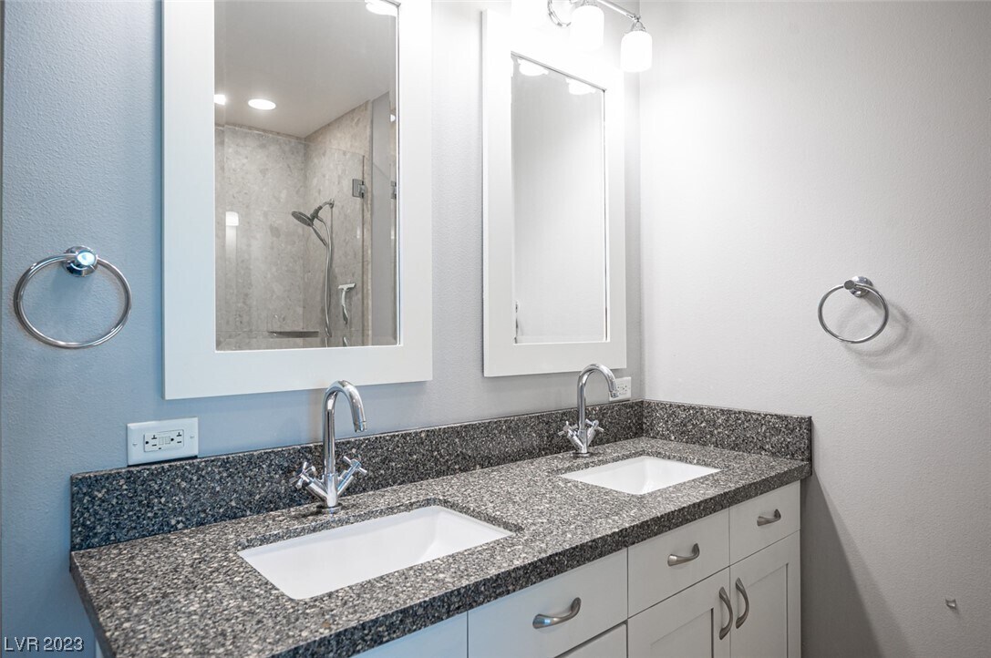 Building Photo - 4575 Dean Martin Dr