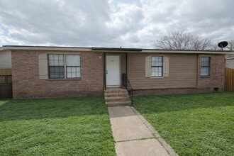 Building Photo - 7 Carol Ct