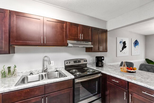 Foto del edificio - South Square Townhomes