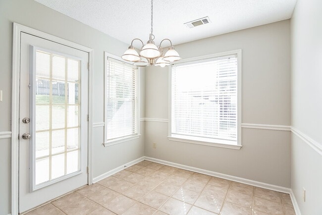 Building Photo - 9785 Kingsridge Dr
