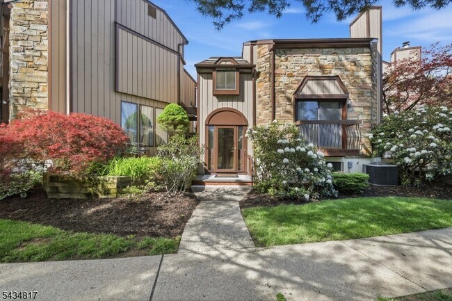 Building Photo - 15 Delbarton Ct
