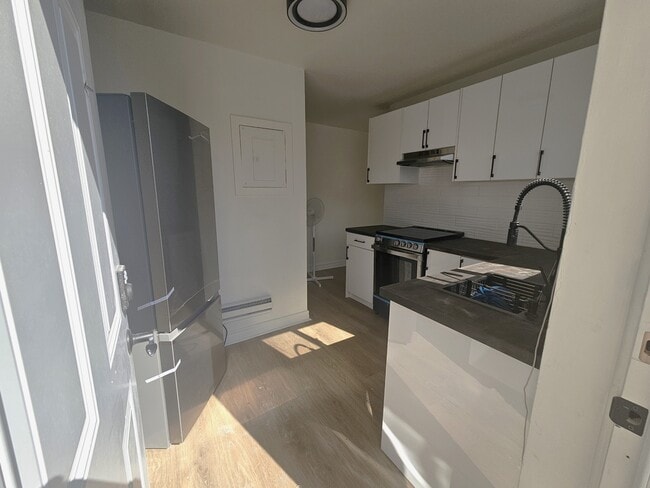 Building Photo - 19 Wellington St