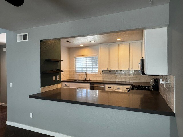 Foto del edificio - 2697 Regent Rd