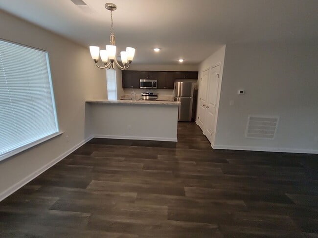 Building Photo - Move in Ready! Easy & Quick move-in process