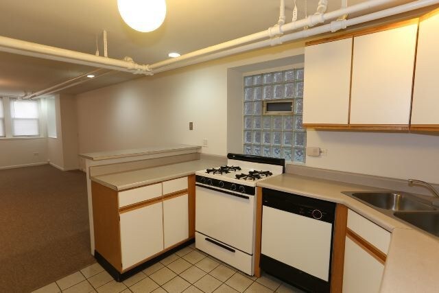 Building Photo - Awesome 2 Bedroom, 1 Bath in Wrigleyville ...