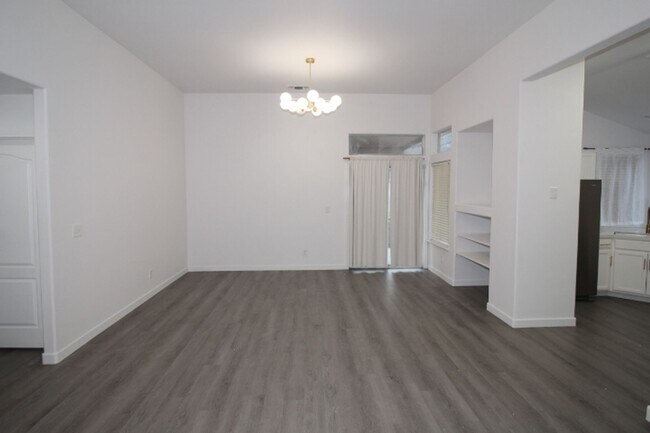 Foto del edificio - 2232 Golden Ave