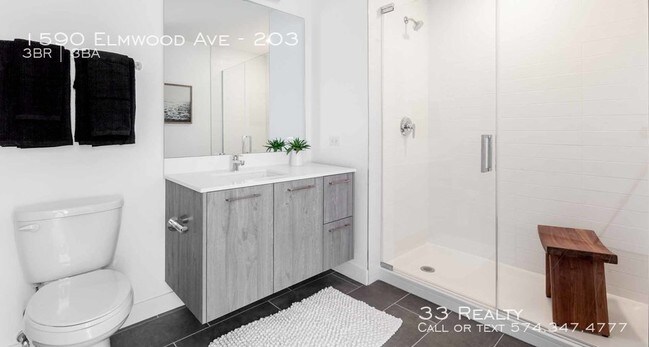Building Photo - Centrum Evanston - Luxury 3 Bedroom 3 Bath