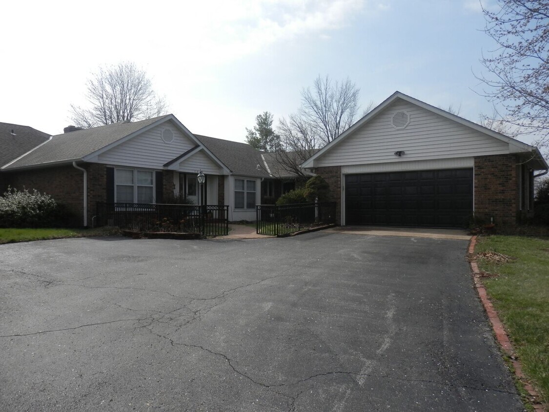 Primary Photo - Spectacular 5 Bed 3 Bath With Amazing View...