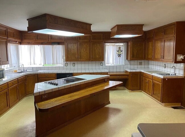 Building Photo - 3 bedroom, 2 bath westside Porterville