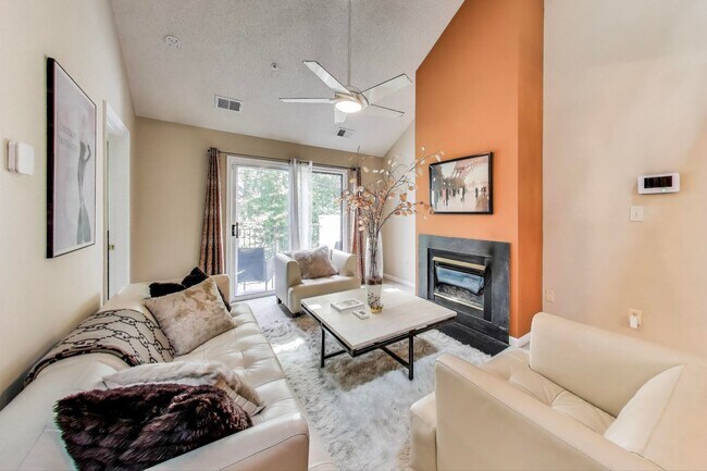 Foto del edificio - Beautifully updated and maintained 2 level...