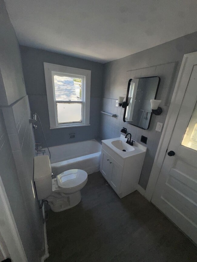Building Photo - Charming 3-Bedroom Property in Prime Location