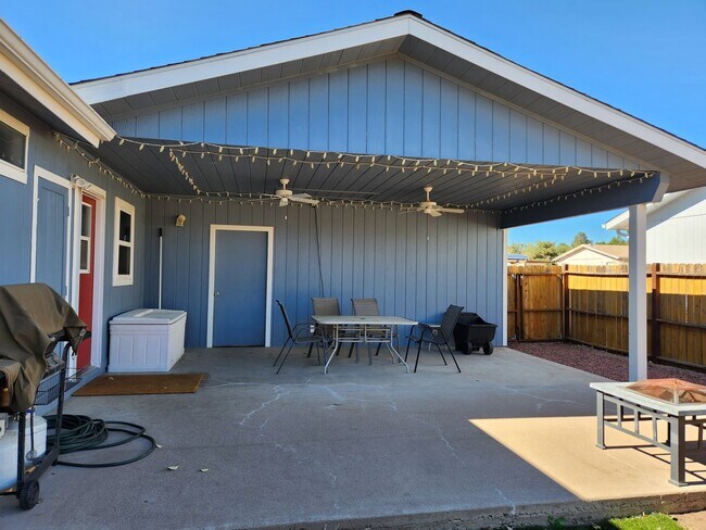 Foto del edificio - Stunning 3 bed / 2 bath Solar Home in Desi...