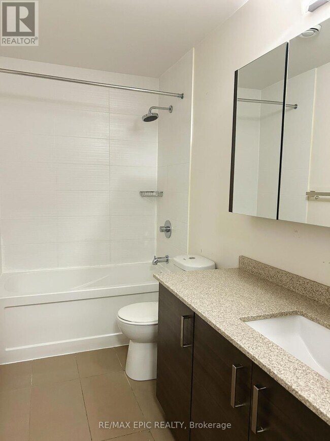 Photo du bâtiment - 1-601 Uptown Dr