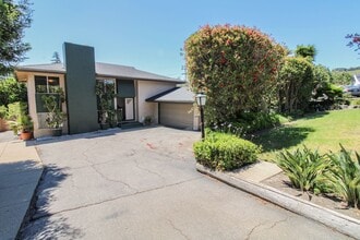 Building Photo - 298 Country Club Dr