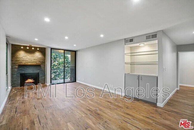 Foto del edificio - 1230 N Sweetzer Ave