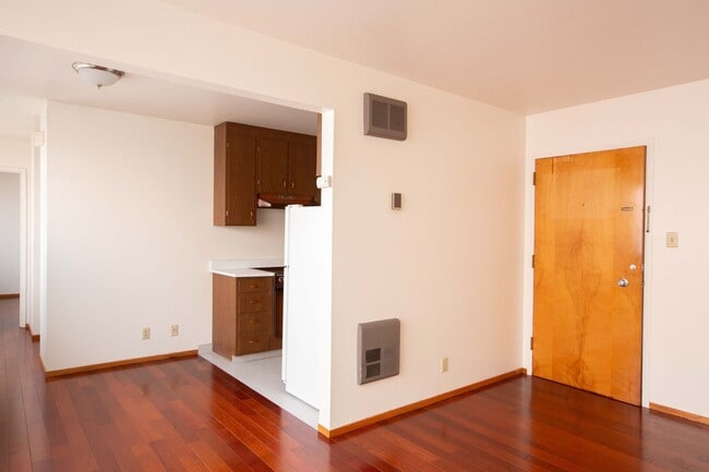 Building Photo - OPEN HOUSE:Tuesday(1/23) 7:15pm-7:30pm Top...