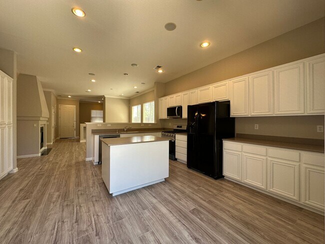 Building Photo - Cute single story home with 3 bedrooms, 2 ...