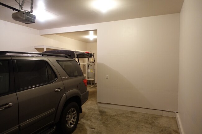 Garaje para 2 autos que es extra profundo en un lado - 7730 181st Street East